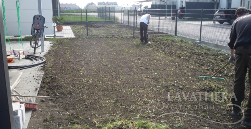 Rollrasen, Bewasserungsanlage und smaragd tujen