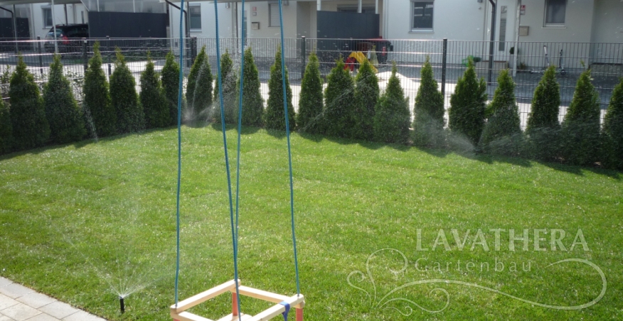 Rollrasen, Bewasserungsanlage und smaragd tujen